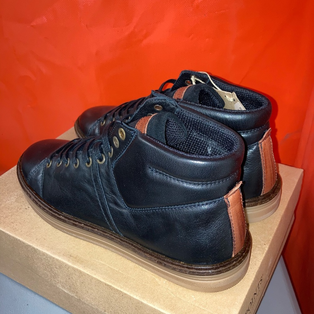 NWT Men’s Hightop Sneakers